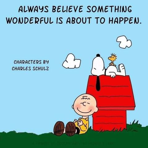 Snoopy liegt auf der Hütte, Woodstock sitzt auf seinem runden Bauch. Vor der Hütte döst entspannt Charlie Brown.
Text: always believe something wonderful is about to happen.