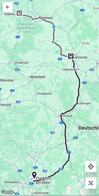 Screenshot aus der App DB Navigator in der Ansicht der Reiseroute auf der Landkarte. Es geht von Oldenburg nach Frankfurt mit Umstieg in Hannover.