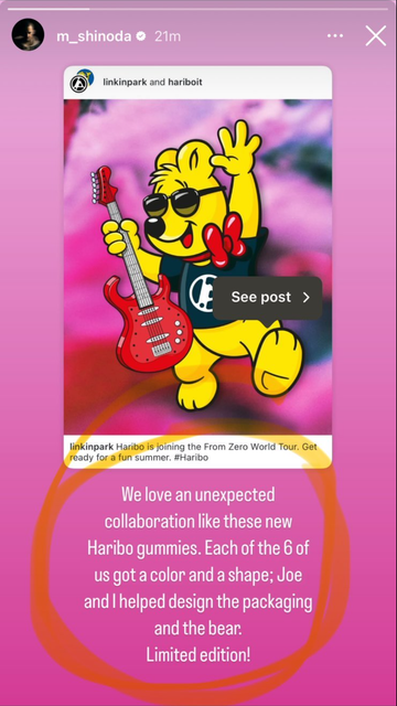Eine Instagram Story von Mike Shinoda. Man sieht einen Haribo Goldbär, der ein Linkin Park Hemd und Sonnenbrille trägt und eine Gitarre hält. Unten liest man auf English: „Ich liebe so eine unerwartete Zusammenarbeit wie diese Haribogummis. Jeder von uns hat eine Farbe und eine Form; Joe und ich haben haben dabei geholfen, die Packung und den Goldbär zu gestalten. Limitierter Vorrat!“