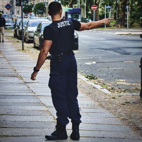 Justizwachtmeister beim vertreiben von Amtsgericht Kunden