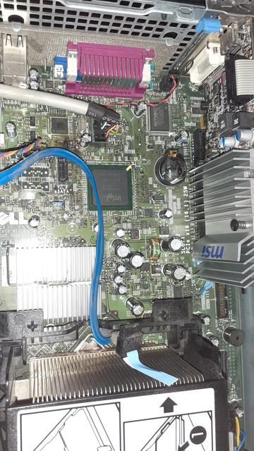 Ins Innere auf das Mainboard fotografiert in den Bereich wo die BIOS Batterie sitzt.