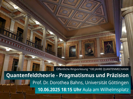 Innenansicht eines grandiosen, historischen Saals mit einer hohen, verzierten Decke und Säulen. Ein Banner am unteren Bildrand bewirbt einen öffentlichen Vortrag über "100 Jahre Quantenmechanik" von Prof. Dr. Dorothea Bahns an der Universität Göttingen am 10. Juni 2025.