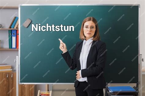 Lehrerin an schultafel, zeigefinger, spruch an tafel: Nichtstun