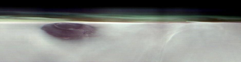 Arsia Mons, un antico vulcano marziano, è stato ripreso prima dell'alba del 2 maggio 2025 dall'orbiter Mars Odyssey 2001 della NASA mentre la sonda studiava l'atmosfera del Pianeta Rosso, che qui appare come una foschia verdastra.