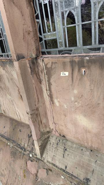 Kreppband hilft!

Um die Fotos später zuordnen zu können, haben wir an manchen Stellen die Bezeichnung auf Klebeband geschrieben und auf den Stein geklebt.
Hier sieht man die Aufschrift "F4", die auf einem Teil des Maßwerkfensters hängt.