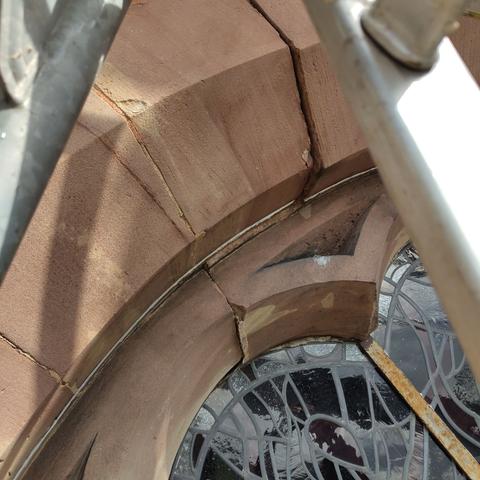 Dieses Foto zeigt einen alten Schaden: im 2.Weltkrieg gab es hier einen Flugzeugabsturz, der an diesem Teil der Kirche seine Spuren hinterlassen hat.