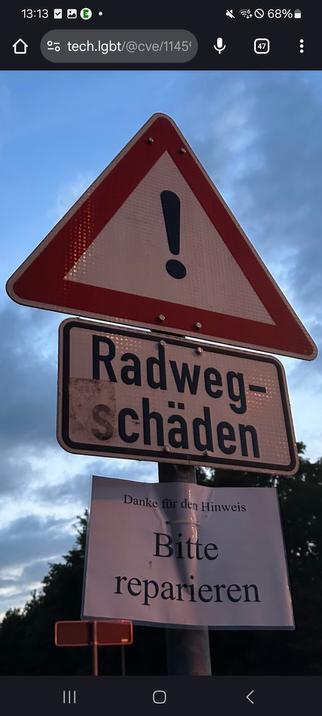 Achtung-Schild
Radwegschäden.

Darunter Zettel angebracht: Danke für den Hinweis. Bitte reparieren.