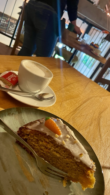 Cappuccino und Kuchen in der Alten Krähe