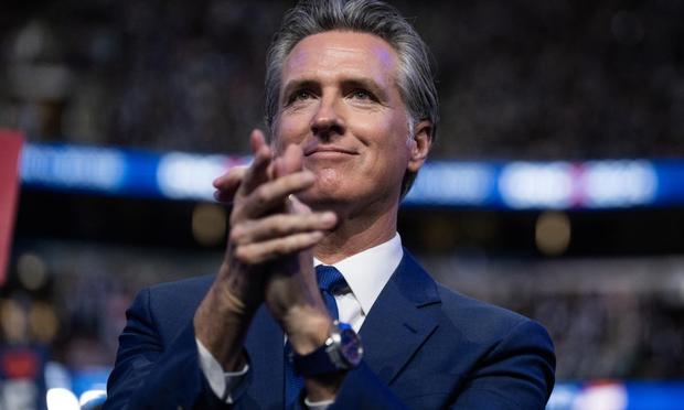 El gobernador de California, Gavin Newsom, escuchando a Joe Biden en la Convención Demócrata de Chicago, el 19 de agosto de 2014. (Tom Williams / CQ-Roll Call, Inc via Getty Images)