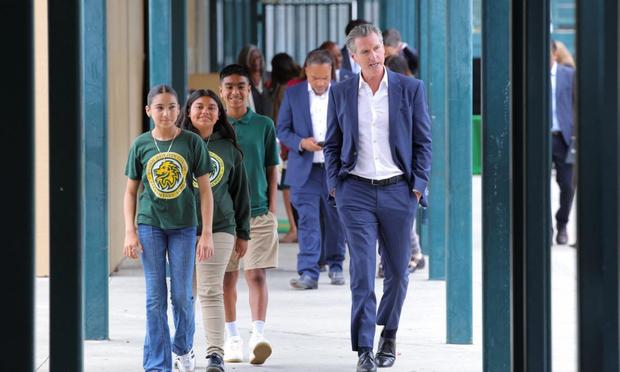 El gobernador de California, Gavin Newsom, presentando el Plan de Alfabetización del Estado Dorado en la Escuela Primaria Clinton en Compton, el 5 de junio de 2025. (Daniel Cole / Reuters)