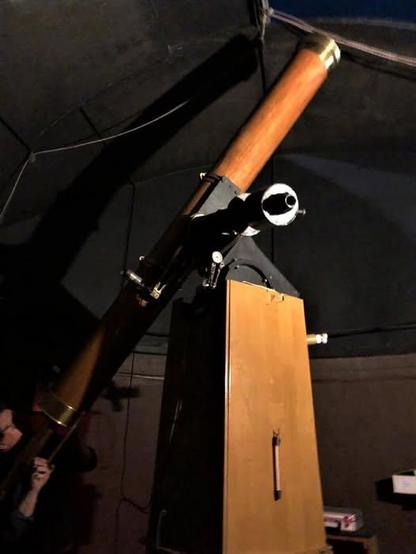 Imágen del telescopio refractor Henry Fitz de la Asociaciśon de Aficionados a la Astronomía de Uruguay.