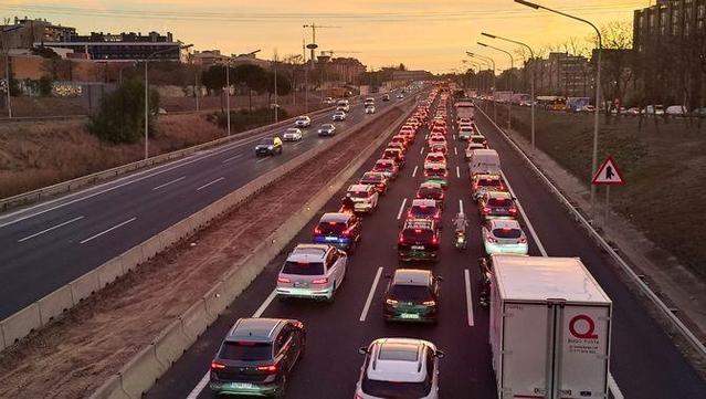 Retencions per entrar a Barcelona per la Diagonal des de la B-23 (3Cat)