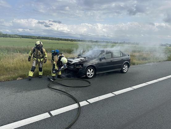 Brandweer bij de brandende auto op de A27
