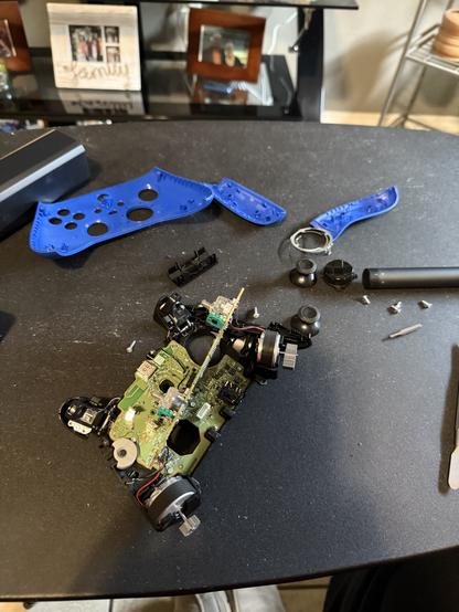 Picture of a Xbox controller broken down with the logic board visible.