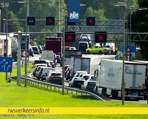 Rode kruisen boven de A27 bij knp. Everdingen door een ongeval