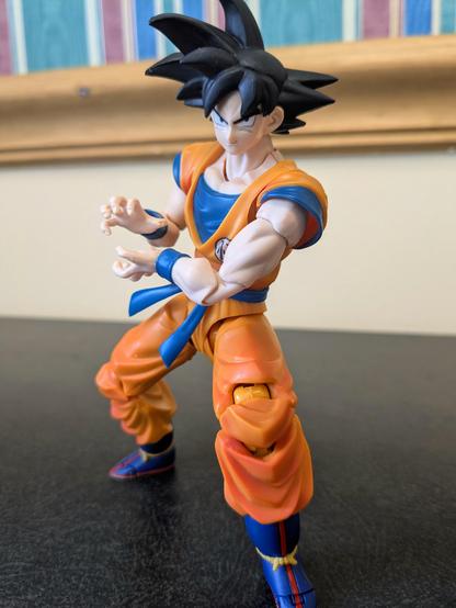 S. H. Figuarts Goku in a Kamehameha preparation pose