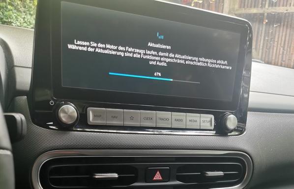 Display des Hyunda Kona mit Aktualisierungfortschritt der Software und des Kartenmaterials