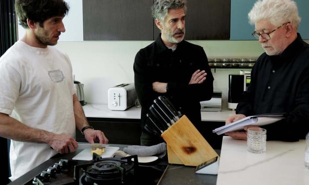Quim Gutiérrez, Leonardo Sbaraglia y Pedro Almodóvar en el rodaje de 'Amarga Navidad'. (El Deseo)
