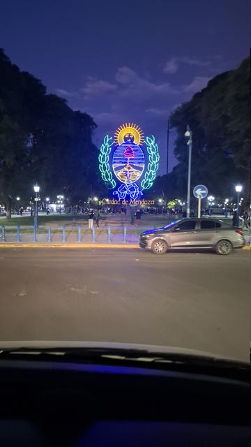 Am Park der Unabhängigkeit gibt es dieses beleuchtete Wappen.