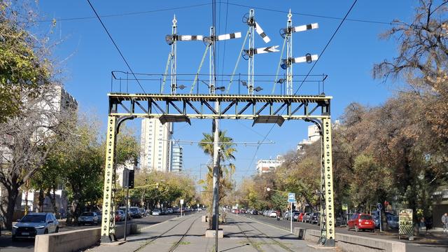 Alte Signalbrücke in der Straße Manuel Belgrano liebevoll restauriert.