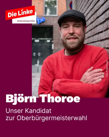 Eine einem Wahlplakat nachempfundene Grafik, dominiert von einem Foto von Björn Thoroe. Dazu Text: "Björn Thoroe - Unser Kandidat zur Oberbürgermeisterwahl". Hinzu kommt das Logo von Die Linke Kreisverband Kiel sowie Bildnachweis, Foto: Philipp Krüger.