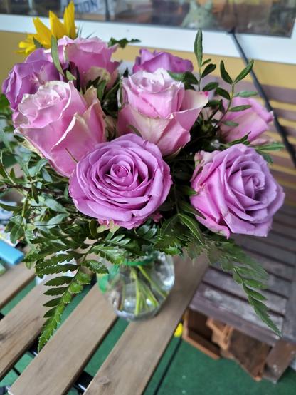 Ein Strauß mit 8 pinken Rosen.