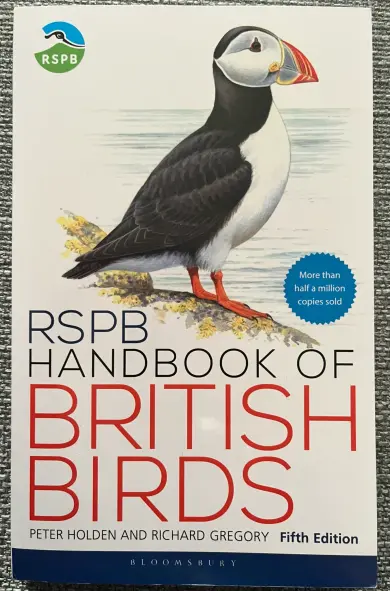 the cover of RSPB (Royal Society for the Protection of Birds) handbook of British Birds 5th edition, illustrated with a puffin (Fratercula Arctica)
________

la couverture du RSPB (Royal Society for the Protection of Birds) handbook of British Birds 5th edition, illustrée d'un macareux moine (Fratercula Arctica)