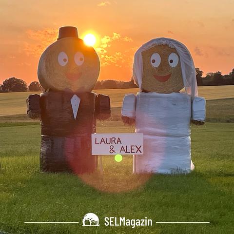 Hochzeitspaar aus Heuballen im Abendlicht