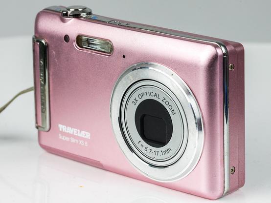 Schrägansicht auf die Kamera in pink. Rechts das Objektiv