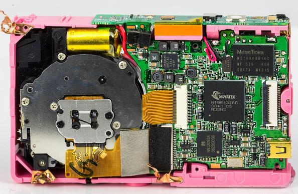 Rückseite entfernt. Links das Objektiv mit dem CCD, rechts die Platine