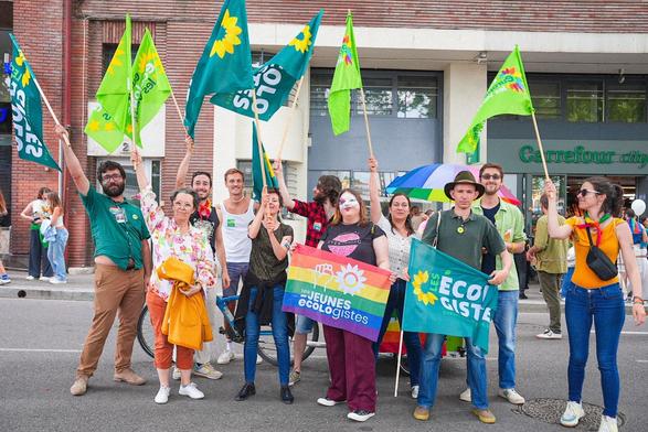 Groupe de militant.es écologistes à la pride