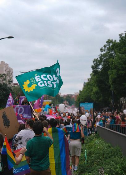 drapeau écologiste au milieu de la pride
