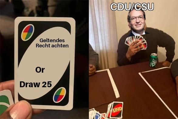 Ein zweigeteiltes Bild.

Links eine Hand, die eine UNO-Spielkarte ins Bild hält, auf der steht:
"Geltendes Recht achten 
Or Draw 25"

Rechts unter der Überschrift "CDU/CSU"
Dobrindt mit über 25 Karten auf der Hand.