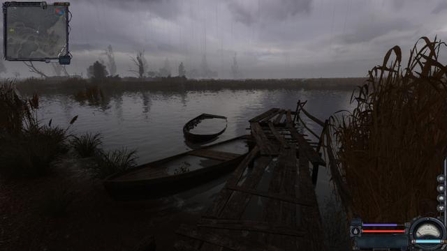 Screenshot aus Stalker Clear Sky. Ein dunkler, regnerischer Nachmittag. Vor dem Protagonisten liegen zwei kaputte Paddelboote an einem wackelig aussehenden Bootssteg. Verwelkt aussehendes Schilf säumt die Wasserstelle, in der Ferne sind ein paar tote Bäume zu sehen