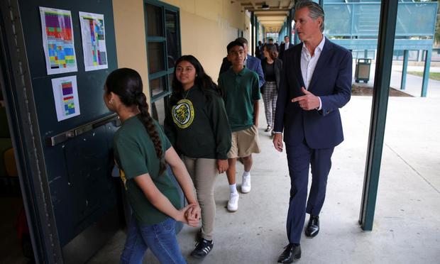 El gobernador de California, Gavin Newsom, de visita en la Escuela Primaria Clinton en Compton, el 5 de junio de 2025. (Daniel Cole / Reuters)