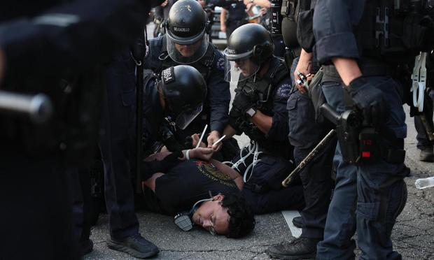 La policía detiene a un manifestante durante un enfrentamiento en Los Ángeles (California), por las normas migratorias de Donald Trump, el 9 de junio de 2025. (ALLISON DINNER / EPA / EFE)