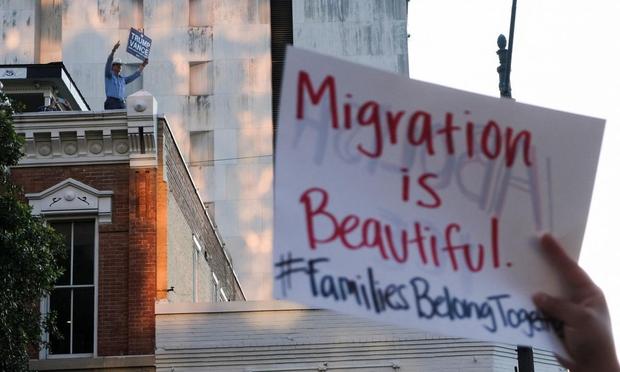 Un hombre muestra un cartel de apoyo a Trump y Vance frente a los manifestantes contra las deportaciones, el 10 de junio de 2025 en Austin (Texas). (Joel Angel Juarez / Reuters)