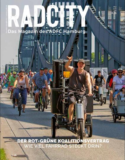 Titelbild des aktuellen ADFC Magazins: Viele fröhliche Radler:innen der Fahrradsternfahrt fahren über die Elbbrücken, im Vordergrund ein großes Lastenrad mit Musikanlage