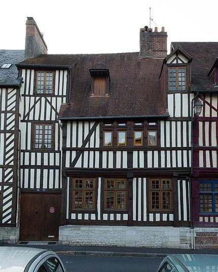Maison à #Lisieux (#Calvados) Façades sur rue et sur cour et toiture : inscription par arrêté du 6 mai 1959.
Suite 👉 https://monumentum.fr/monument-historique/pa00111486/lisieux-maison
#Patrimoine #MonumentHistorique
Photo CC-BY-SA 4.0 : Edouard Hue (EdouardHue)