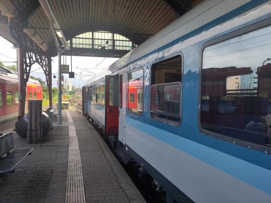Selber Steuerwagen von der Seite. Eins erkennt die Drehfalttüren sehr gut.