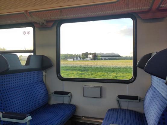 Blick aus dem Fenster. Viersitzgruppen die richtig zu der Fensteranordnung passen und Ohrenlehnen mit DB Regio Bezug.