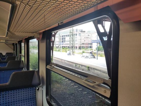 Ein offenenes Fenster. Kann eins gut raus gucken
