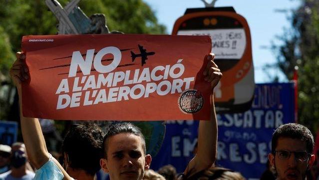 Manifestació a Barcelona contra l'ampliació del Prat el setembre del 2021  (EFE/Alberto Estévez)