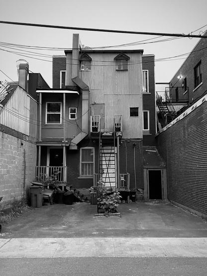 The photography in black and white shows the back of a building.