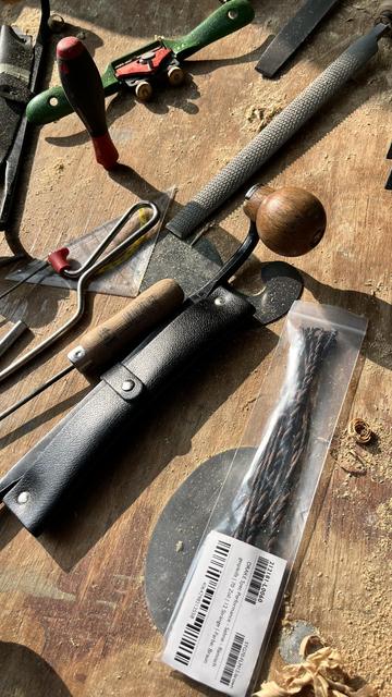 Verschiedene Werkzeuge werden benötigt, um einen eigenen Bogen zu bauen
