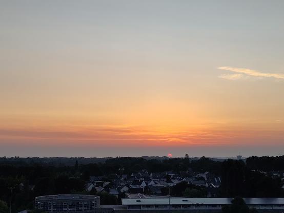 lever de soleil avec petit soleil rouge sur l'horizon