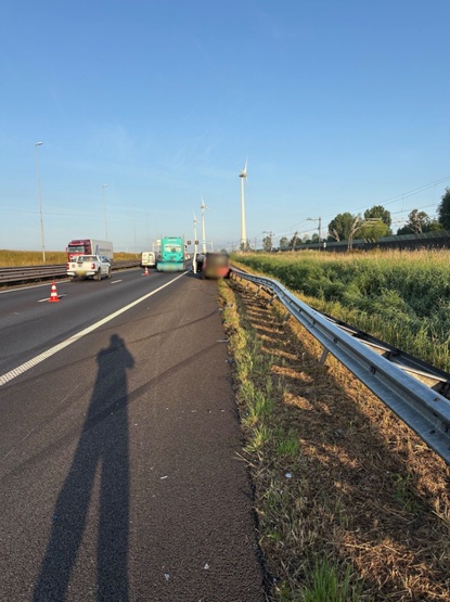 Ongeval in beeld en verkeer rijdt er via een rijstrook langs