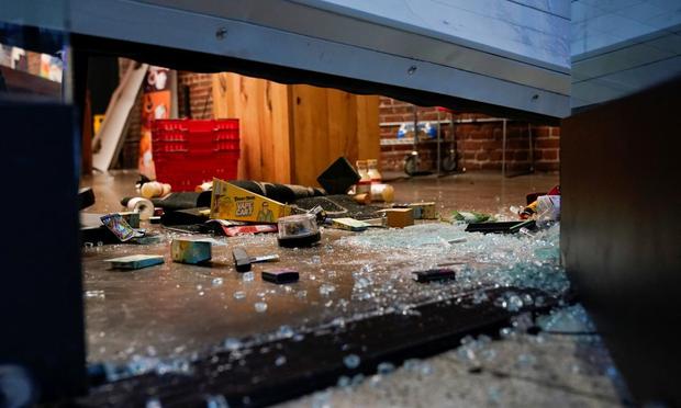 Cristales rotos en el suelo de una tienda de cannabis después de que fuera saqueada, el 10 de junio de 2025, en Los Ángeles. (David Ryder / Reuters)