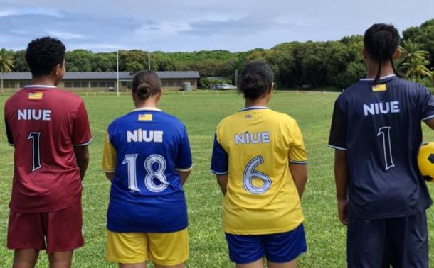 4 Personen mit Niue Trikot in der Rückanansicht