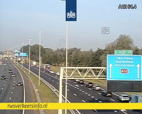 Verkeer rijdt over een rijstrook na een ongeval